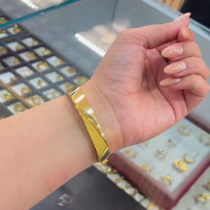 Elegant Roman Numeral Gold Bracelet – Timeless Luxury