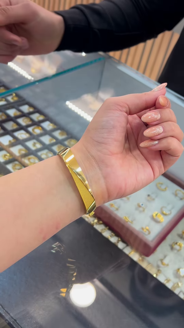 Elegant Roman Numeral Gold Bracelet – Timeless Luxury