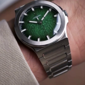 Luxury Stainless Steel Watch – Emerald Dial Elegance