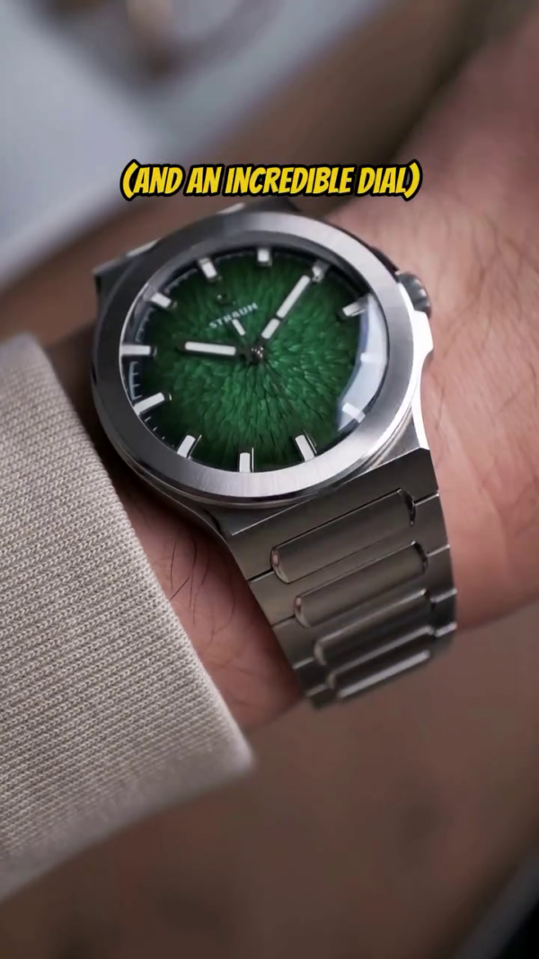 Luxury Stainless Steel Watch – Emerald Dial Elegance