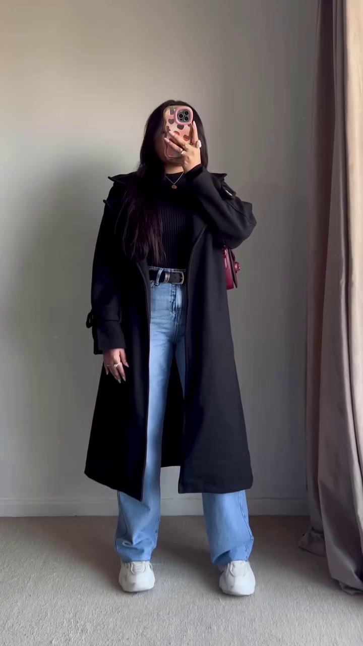 Long Black Coat Look 🖤 with Light Blue Jeans & White Sneakers – Street-Ready Layering - Image 2